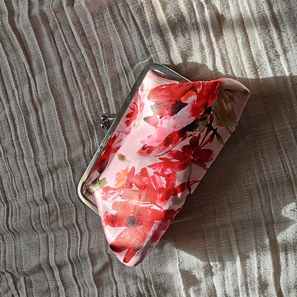 Floral pattern clutch purse - Picture 2 of 4